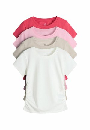 Satz aus vier kurzärmeligen T-Shirts mit Rundhalsausschnitt in Weiß, Beige, Rosa und Rot, gestapelt mit Weiß vorne auf weißem Hintergrund.