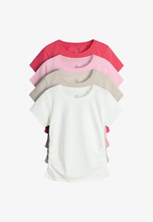 Sæt med fire t-shirts med korte ærmer og rund hals i hvid, beige, pink og rød, stablet med den hvide forrest på en hvid baggrund.