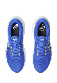 Baskets de sport bleues avec tissu en maille, semelle intermédiaire blanche, accents jaunes, et semelle intérieure noire affichant un logo. Les lacets sont passés à travers des œillets.