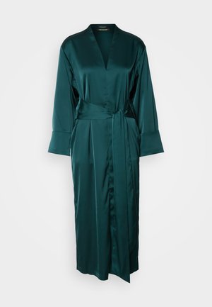 Langer, tiefgrüner Satin-Roben mit V-Ausschnitt, weiten Ärmeln und gebundenem Taillenzug. Ausgestattet mit glatter Textur und bodenlangem Design.