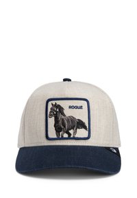 Gorra color beige con visera azul oscuro, que presenta un parche bordado en forma de cuadrado con un caballo, el texto "ROGUE" y una superficie de tela texturizada.