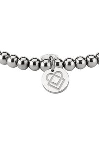 Bracciale a perline d'argento con perle metalliche rotonde e un ciondolo circolare con un design a cuore incastonato. Texture liscia, finitura lucida.