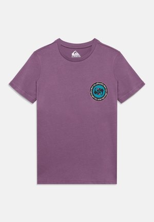 Fialové tričko s krátkym rukávom, okrúhlym výstrihom a malým kruhovým logom Quiksilver na ľavej strane hrudníka.