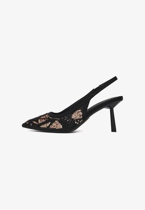 Escarpin à bride arrière noir à talon haut avec bout pointu, décoré de sequins bronze et noirs en motifs géométriques.