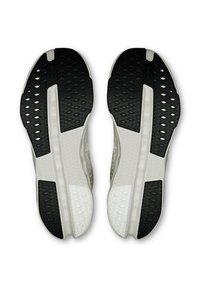 Chaussures de course pour hommes avec une semelle extérieure en caoutchouc texturé, présentant un schéma de couleurs noir et blanc, conçues pour l'adhérence et la durabilité.