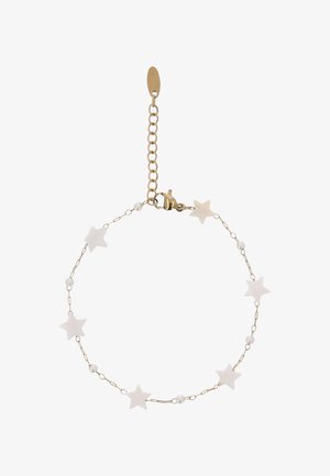 Bracelet délicat en chaîne d'or avec des breloques blanches en forme d'étoile et de petites perles rondes, sécurisé par un fermoir de homard en or et des maillons ajustables.