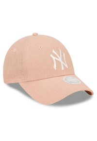 Rosa Baseballkappe aus strukturiertem Stoff, gebogenem Schirm, mit weißem gesticktem NY-Logo und einem runden Etikett an der Seite.