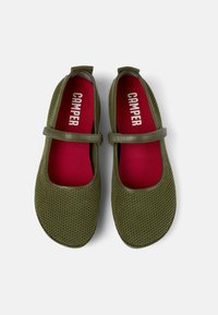 Zapatos de malla verdes con punta redonda y correa ajustable. Plantillas rojas que exhiben el logotipo "CAMPPER", parte superior texturizada para transpirabilidad.