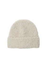 Gorro de punto blanco y esponjoso con un puño doblado. Textura suave y forma redonda, adecuado para el clima frío. Sin patrones ni herrajes visibles.