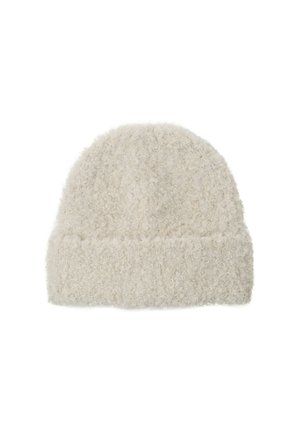 Weiße, flauschige Strickmütze mit umgeschlagenem Saum. Weiche Textur und runde Form, geeignet für kaltes Wetter. Keine sichtbaren Muster oder Hardware.