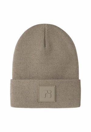 Hellbraune gestrickte Mütze mit umgeschlagenem Bündchen und einem quadratischen Patch mit einem stilisierten Logo aus den Kleinbuchstaben n und i auf der Vorderseite.