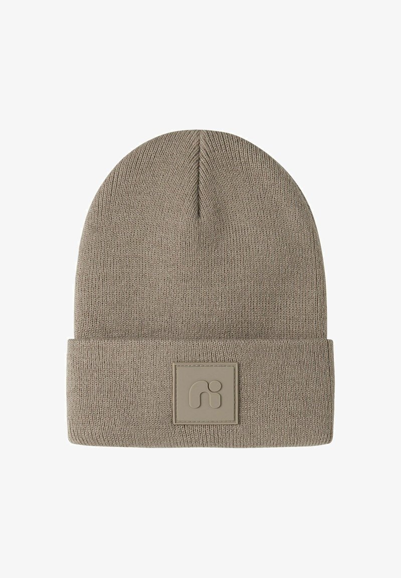 Bonnet tricoté marron clair avec revers plié et un patch carré avec un logo stylisé en minuscules n et i sur le devant.