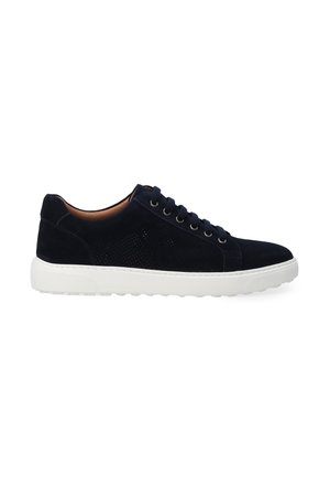 Marineblauwe suède sneaker met een witte rubberen zool, voorzien van geperforeerde zijpanelen en zes oogjes voor veters. Textuur materiaal en een gestroomlijnd ontwerp.