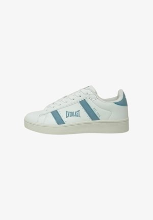 Sneaker bianco basso con strisce blu e logo "EVERLAST" sul lato, chiusura con lacci e suola in gomma piatta.