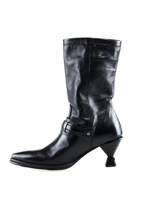 Botte en cuir noir mi-mollet avec bout pointu, bride décorative et boucle, et un talon unique incliné en forme de cône.