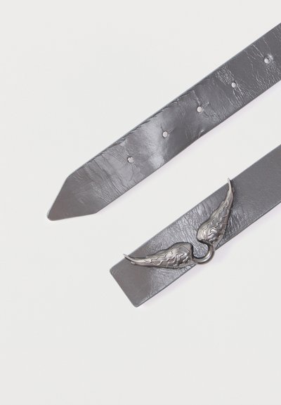 Γκρι δερμάτινη ζώνη με ομαλή υφή, με αγκράφα ασημί σχεδιασμένη με φτερά. Οι άκρες είναι μυτερές, με σειρά οπών για ρύθμιση.