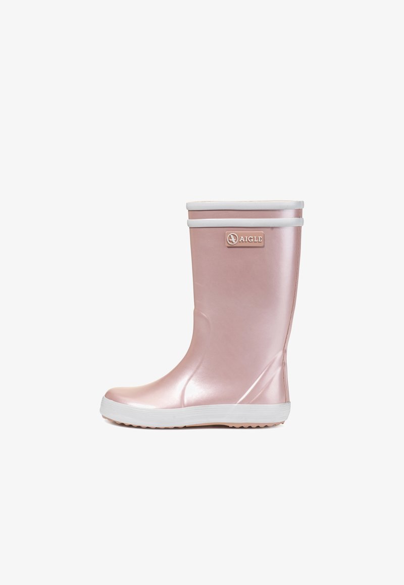 Botte de pluie en caoutchouc rose avec semelle et bordure blanches, avec un petit patch logo rectangulaire près du haut.
