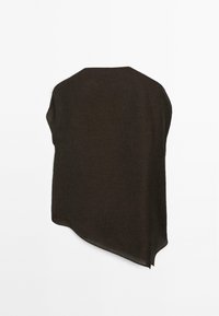 Châle marron foncé en tissu doux et texturé. Design asymétrique avec un col arrondi et une silhouette drapée, se terminant à des longueurs variées.