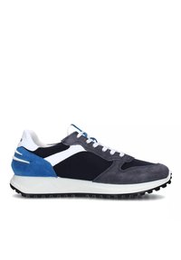Sneaker in suede blu navy e grigio con accenti bianchi e blu, caratterizzato da un design con lacci, suola testurizzata e pannelli laterali a contrasto.