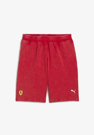 Shorts rouges à taille élastique avec le logo Ferrari sur la jambe gauche et le logo Puma blanc sur la jambe droite, fabriqués en tissu doux.