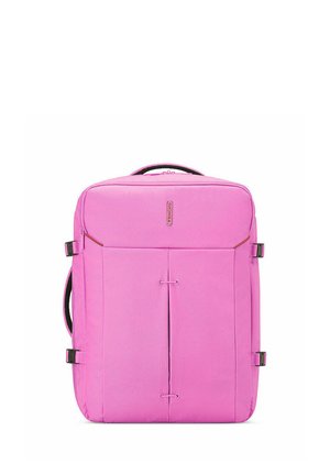 Valigia morbida rettangolare di colore rosa brillante con tasche frontali con cerniera, due fibbie laterali e maniglie nere sulla parte superiore e laterale.