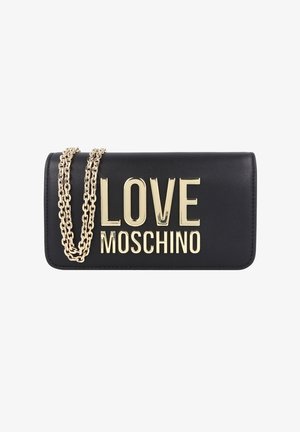 Černá peněženka z umělé kůže se zlatými písmeny "LOVE MOSCHINO", s řetízkem a hladkou texturou, obdélníkového tvaru.