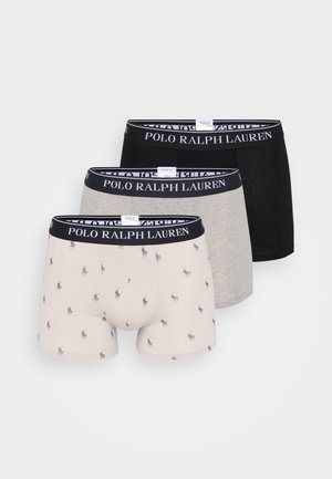 Trei perechi de boxeri pentru bărbați, incluzând o pereche bej cu imprimeuri repetate ale logo-ului, o pereche gri și o pereche neagră solidă. Toate au elastice cu marca.