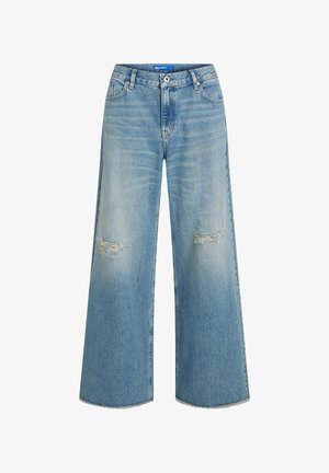 Jeans de brim azul claro, de perna larga, com remendos desgastados nos joelhos e bainha desfiada. Design clássico com cinco bolsos e fecho de botão.