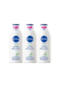 Drei weiße NIVEA Körperlotionflaschen mit blauen Kappen, die eine grüne Aloe Vera Grafik, ein 72-Stunden-Hydrationsetikett und erläuternden Text zeigen.