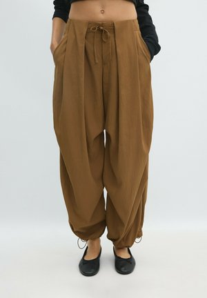 Stradivarius, TECHNICAL PLEATED TROUSERS - Trousers - dark brown