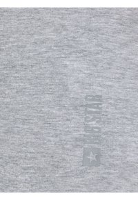 Jasnoszara tkanina z subtelnym pionowym logo "BIG STAR" oraz symbolem gwiazdy nadrukowanym w nieco ciemniejszym odcieniu.