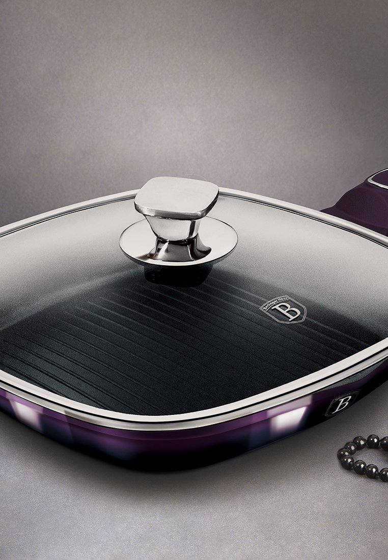 Kwadratowa patelnia grillowa z ciemną, rowkowaną powłoką non-stick, z metalowym uchwytem pokrywy w kolorze srebrnym i fioletowym wykończeniem. Akcentem jest logo marki.