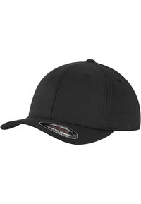 Fekete baseball sapka lekerekített koronával, lapos karimával és varrott szellőzőkkel. Simább textúrájú anyagból készült, elöl egy márkás címkével.