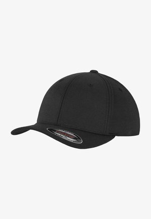 Casquette de baseball noire avec une couronne arrondie, une visière plate et des œillets brodés. Fabriquée en tissu avec une texture lisse et une étiquette de marque à l'avant.
