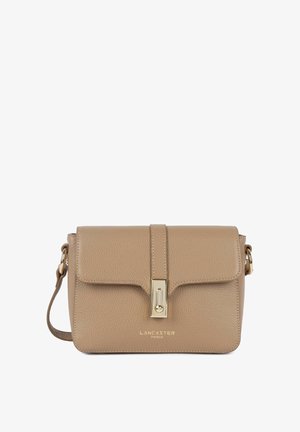 Beige leren handtas met een gestructureerde afwerking, klepsluiting en hardware in goudkleur. Voorzien van een afneembare schouderriem.