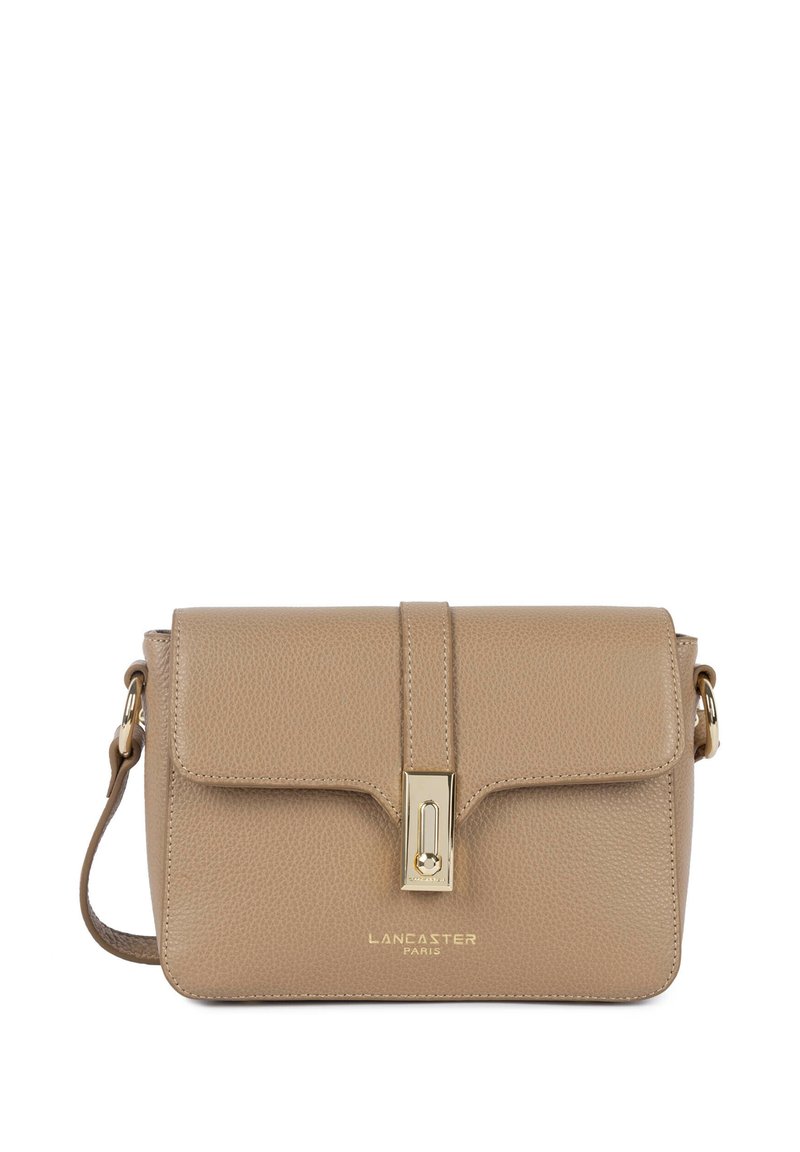 Borsa a mano in pelle beige con finitura testurizzata, chiusura a patta e dettagli in metallo dorato. Dotata di tracolla removibile.