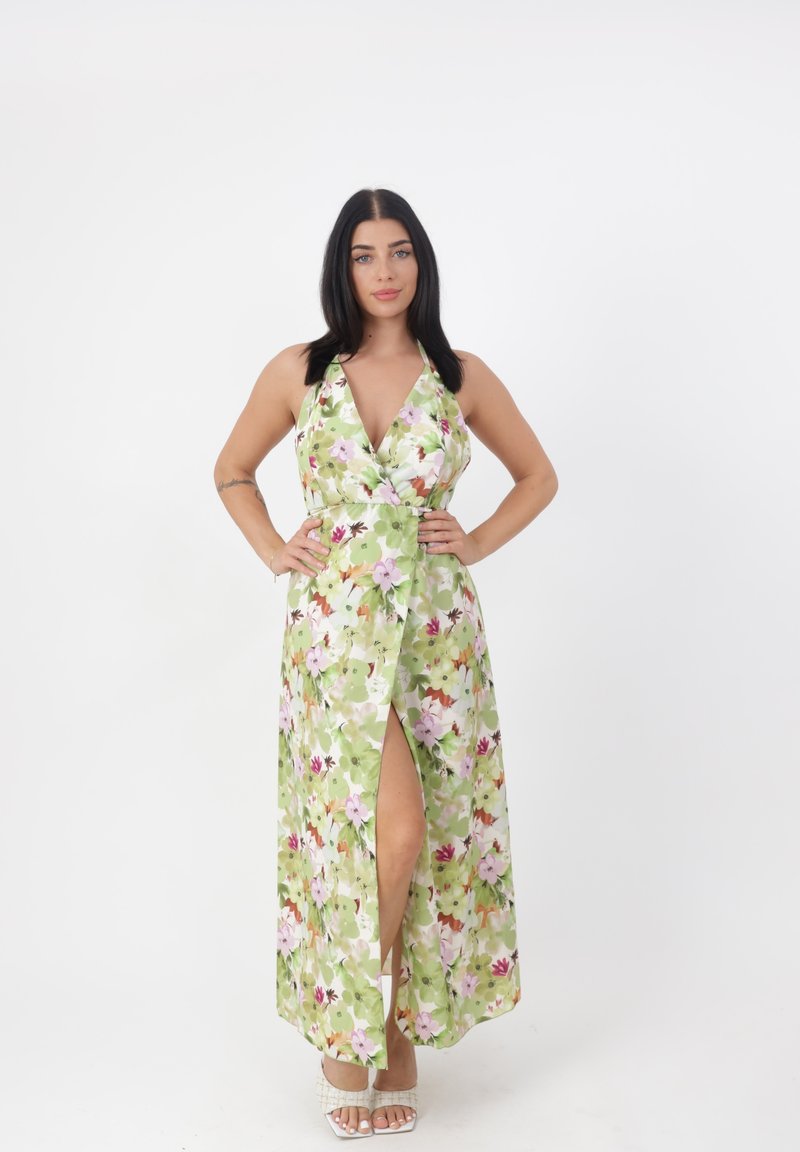 Blomstret maxi kjole i grøn med pink og hvide blomster, halterneck, høj slids og glat stof. Bæres med hvide strophæle.