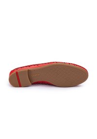 Suola di scarpa rossa con una base in gomma marrone texturizzata. Presenta un design perforato, brandizzato "LLOYD", e un accento sul tallone liscio.