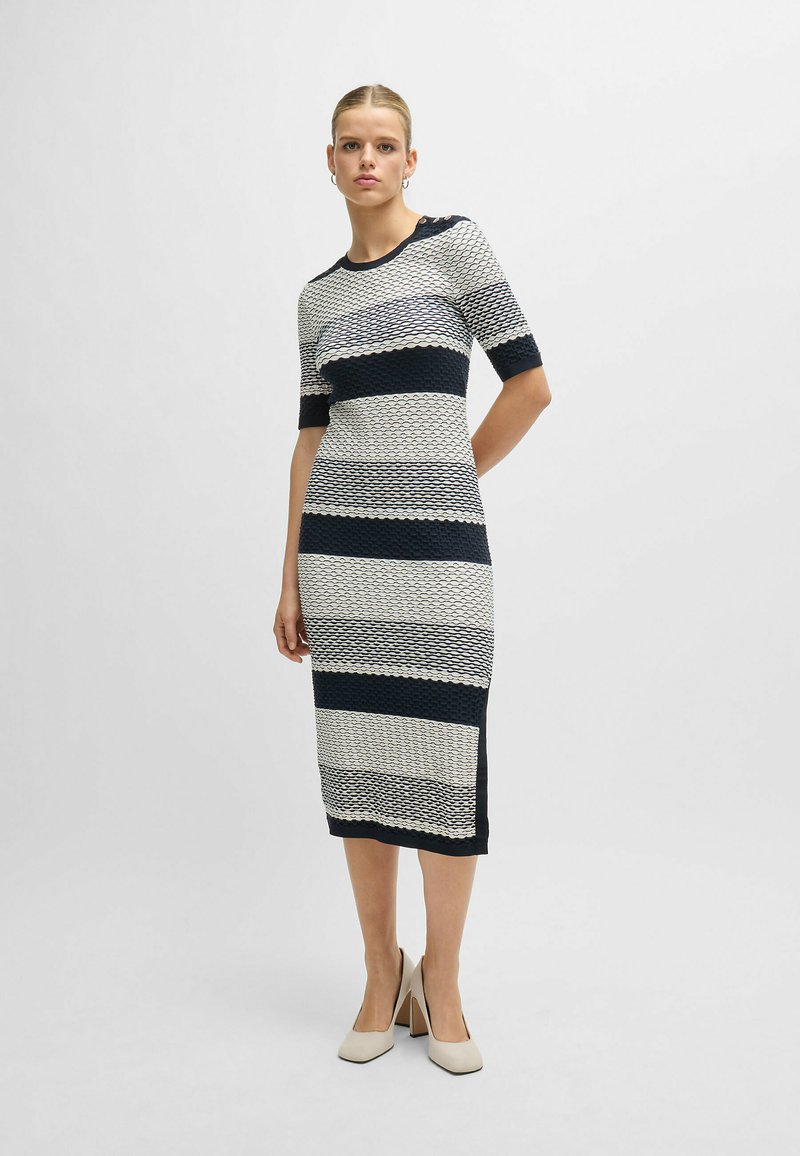 Strickkleid mit enganliegender Passform und kurzen Ärmeln, das abwechselnd marineblau und cremefarbene horizontale Streifen zeigt, aus strukturiertem Stoff gefertigt, knielang und mit Rundhalsausschnitt.