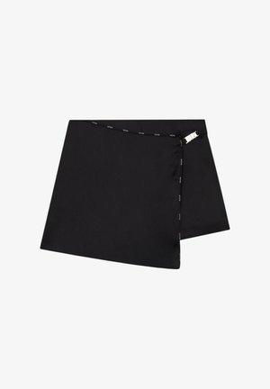 Sort asymmetrisk mininederdel med en sølvspænde på siden og diskrete kantdetaljer med mærketryk.