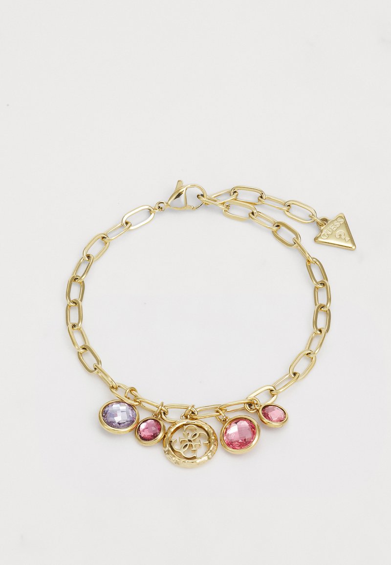 Pulsera de cadena en tono dorado que presenta piedras de colores pastel en engastes redondos, un charm de medallón floral y una etiqueta de logo triangular.
