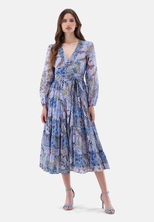 Luftiges, langärmliges Kleid in Hellblau mit Blumen- und Schmetterlingsmustern. Verfügt über ein Wickeldesign und einen gebundenen Taillengürtel für eine verstellbare Passform.