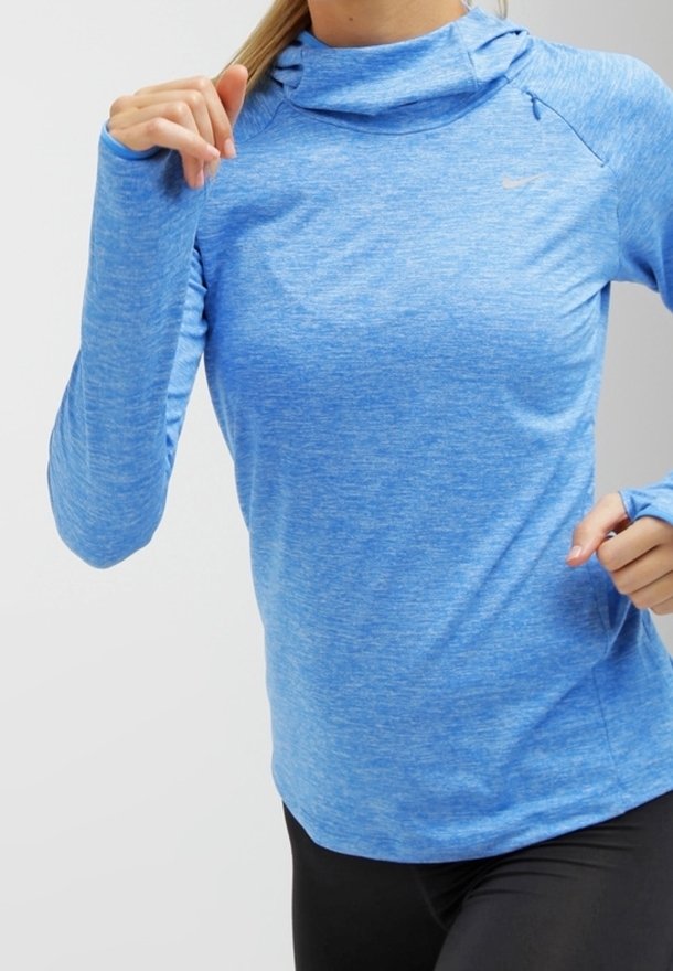 Langärmeliges Sportoberteil aus meliertem Hellblau mit hohem Kragen, Daumenlöchern und schlanker Passform, ideal für sportliche Aktivitäten.