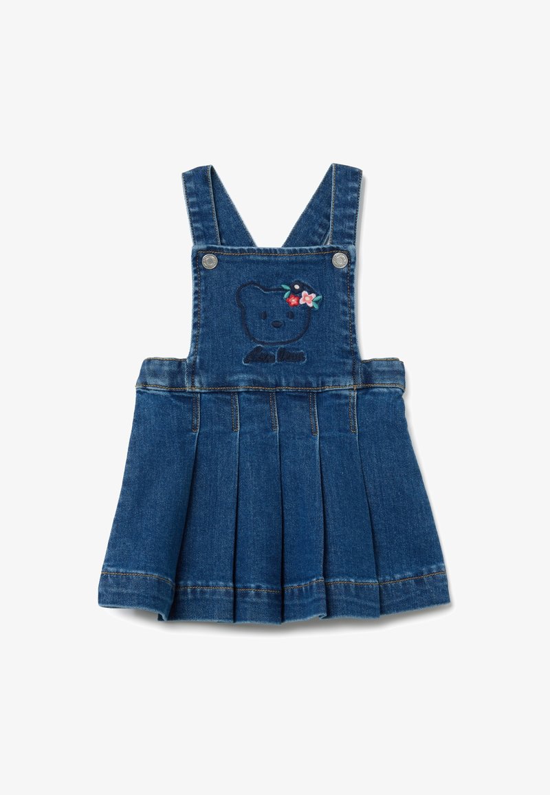 Abito in denim con salopette, gonna plissettata, di colore blu scuro. Presenta un ricamo di orso con dettagli floreali sul bavaglino e chiusure a pressione in metallo.