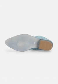 Suola di scarpa in suede teal con base traslucida e sezione in gomma marrone texture; presenta il nome del marchio e la taglia 37 impressi.
