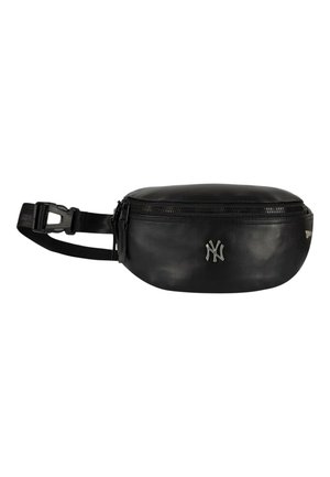 Marsupio in pelle nera con logo New York Yankees argento e cinghia regolabile con fibbia, chiusura con cerniera in alto.