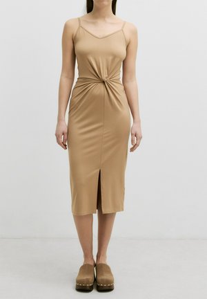Beiges Midi-Kleid mit Knoten-Detail an der Taille, dünnen Trägern, V-Ausschnitt und einem Schlitz vorne, aus einem glatten, dehnbaren Stoff.