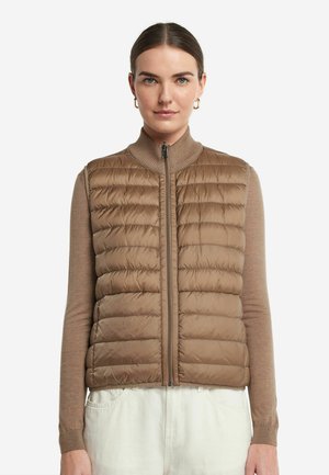 Gilet matelassé marron avec fermeture éclair à l'avant, col haut et motif matelassé horizontal. Tissu lisse, design léger et silhouette ajustée.
