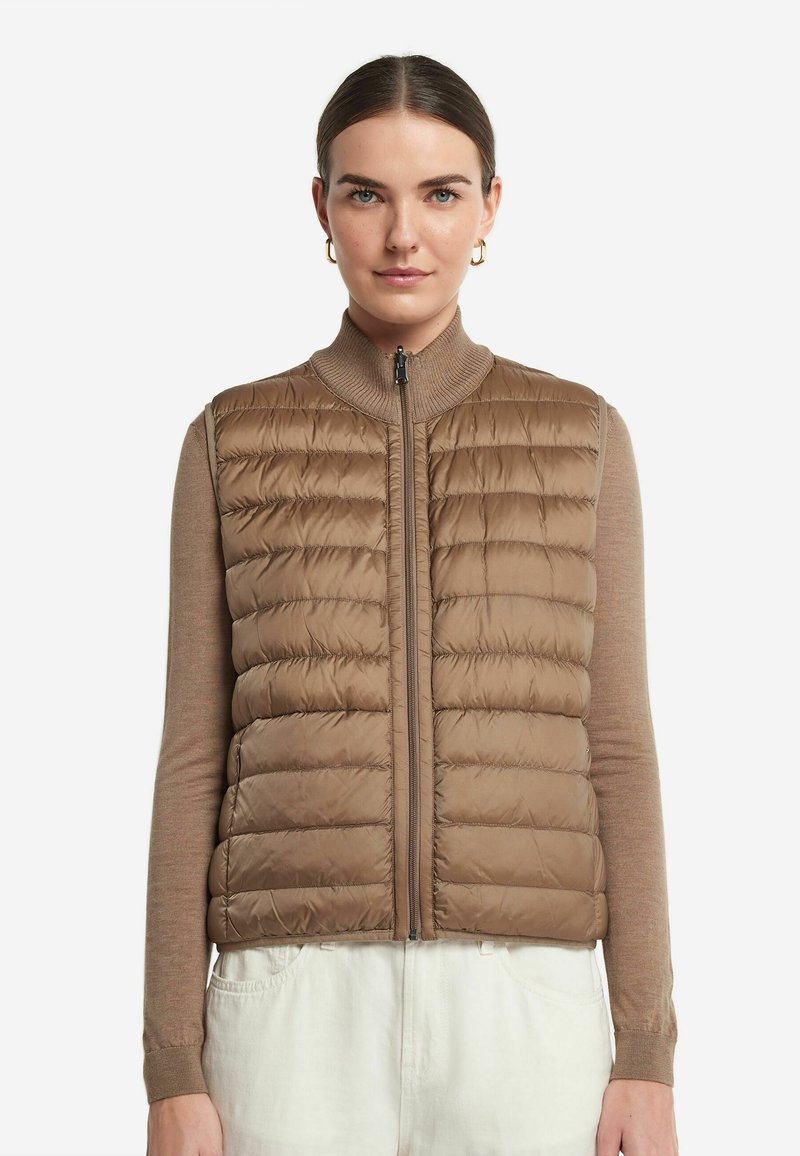 Brun puffervest med lynlås foran, høj krave og vandret quiltet mønster. Glat stof, letvægtsdesign og tætsiddende silhuet.