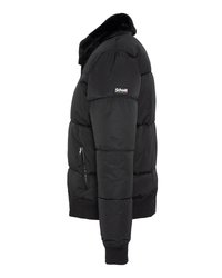 Czarna pikowana kurtka z zamkiem błyskawicznym w bocznej kieszeni, ściągaczami przy mankietach i na dole, sztucznym futrem przy kołnierzu oraz naszywką "Schott New York" na rękawie.